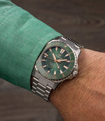 Carregue a imagem no visualizador da Galeria, Relógio Formex REEF GMT Automático GMT COSC 300M GREEN/GILT 42MM 2202.1.5388.722