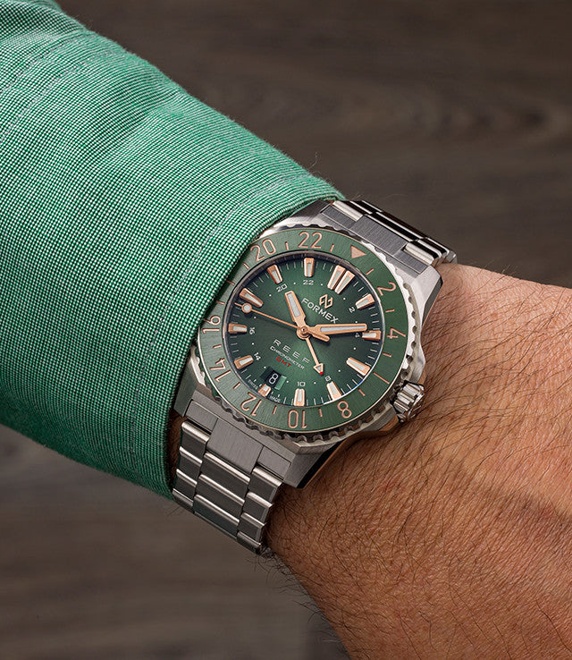 Relógio Formex REEF GMT Automático GMT COSC 300M GREEN/GILT 42MM 2202.1.5388.722